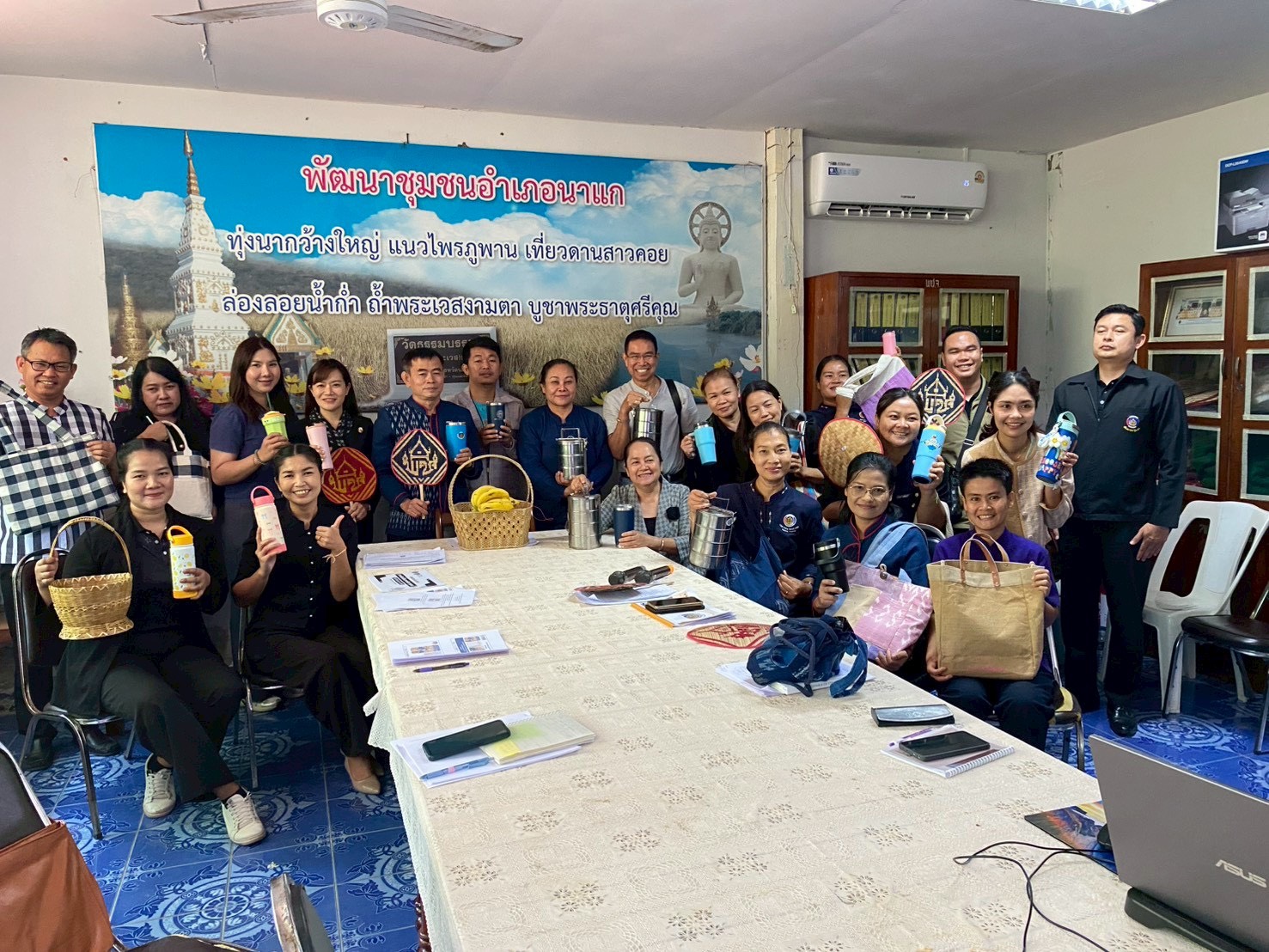 พช. นาแก ร่วมขับเคลื่อนโครงการพัฒนาชุมชนใสสะอาดจังหวัดนครพนม ประจำปีงบประมาณ พ.ศ 2569 มิติที่ 2 กิจกรรม “ยืดอก พกถุงผ้า หิ้วปิ่นโต ถือแก้วน้ำ”