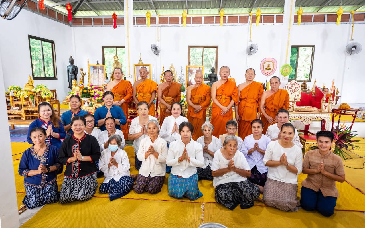 อำเภอนาแก “เปลี่ยนพลังศรัทธาเป็นพลังแห่งการให้” บูรณาการ “นุ่งผ้าไทย ใส่บาตร ทำความดีวิถีพอเพียง” ส่งต่อปัจจัยช่วยเหลือครัวเรือนเปราะบาง สร้างชุมชนแห่งการแบ่งปัน