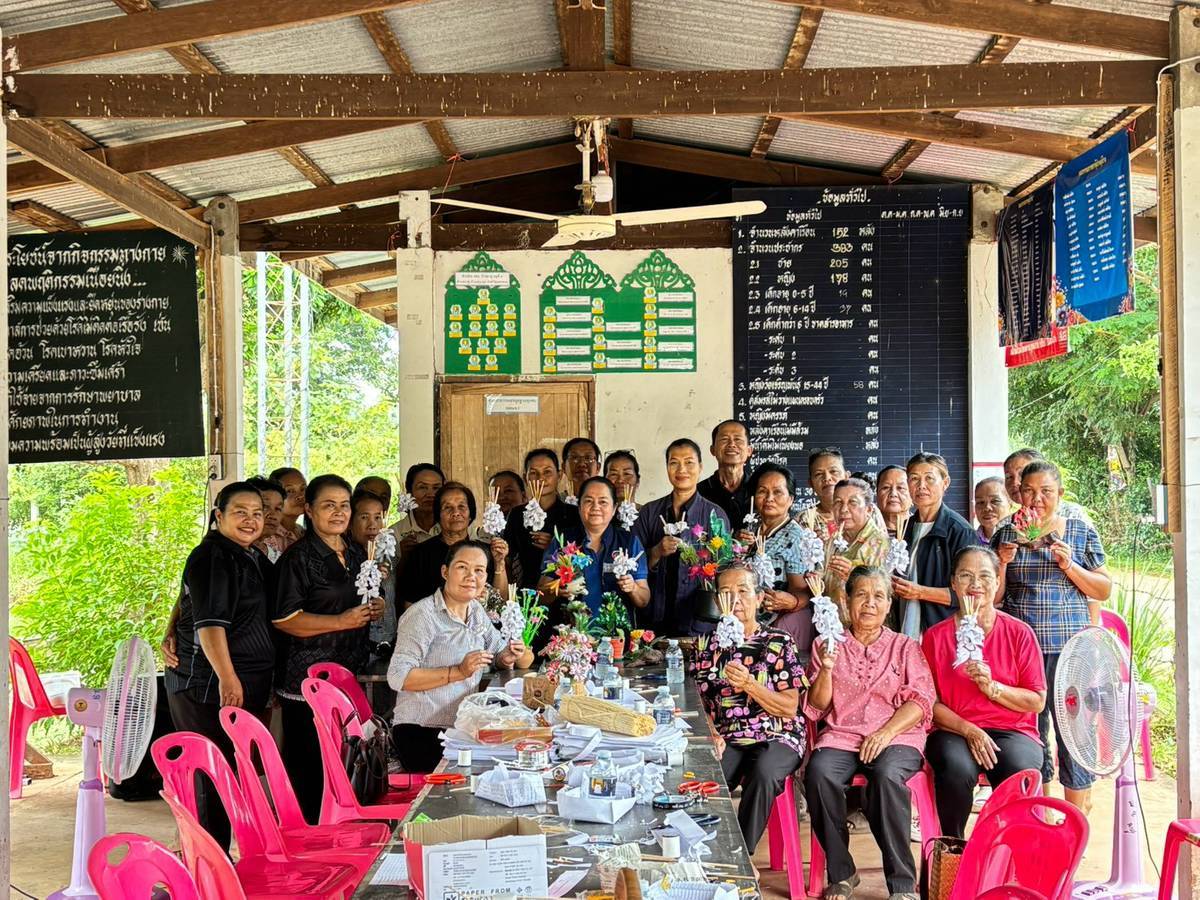 พช.นาแก เดินหน้าขับเคลื่อน “ตำบลนาคู่เข้มแข็ง” เปลี่ยนขยะเป็นคุณค่า สร้างสรรค์ดอกไม้ประดิษฐ์ สร้างรายได้ ตามหลักปรัชญาของเศรษฐกิจพอเพียง