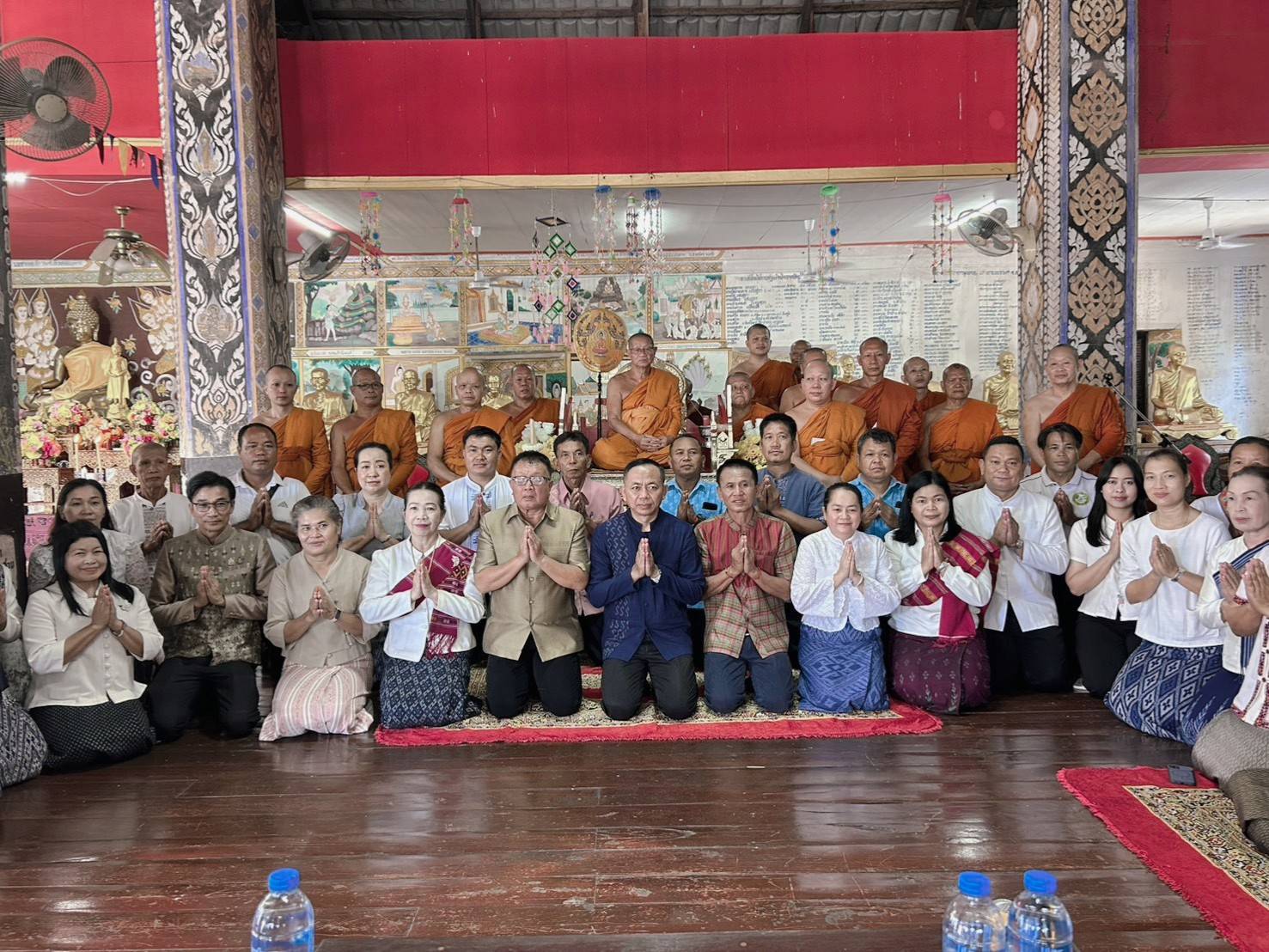 อำเภอนาแก “เปลี่ยนพลังศรัทธาเป็นพลังแห่งการให้” บูรณาการ “นุ่งผ้าไทย ใส่บาตร ทำความดีวิถีพอเพียง” ส่งต่อปัจจัยช่วยเหลือครัวเรือนเปราะบาง สร้างชุมชนแห่งการแบ่งปัน