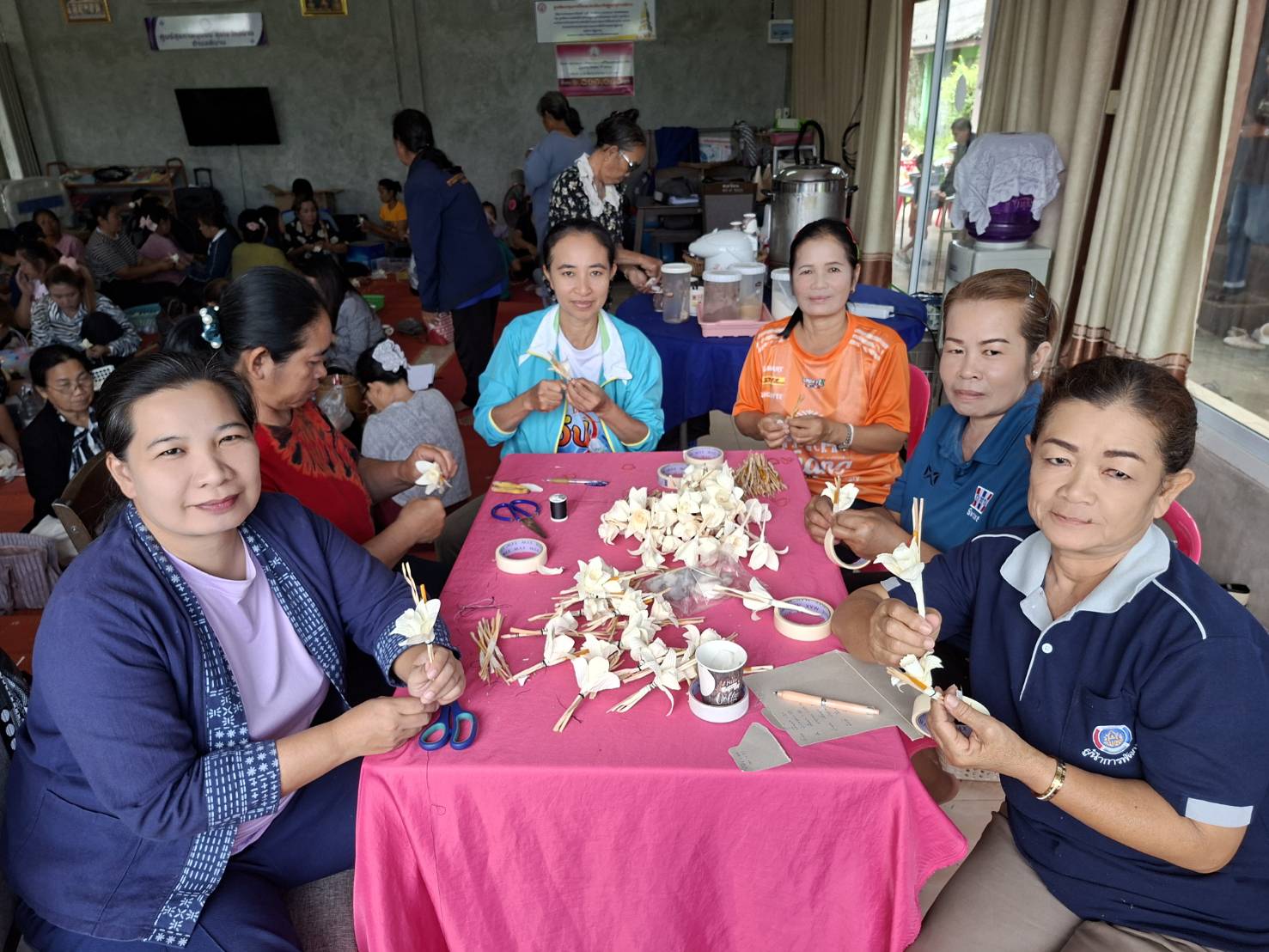 พช.นาแก ติดตาม สนับสนุนในการจัดทำดอกไม้จันทน์ สำหรับร่วมพิธีถวายดอกไม้จันทน์