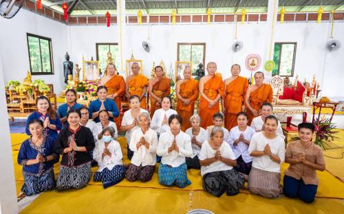 อำเภอนาแก “เปลี่ยนพลังศรัทธาเป็นพลังแห่งการให้” บูรณาการ “นุ่งผ้าไทย ใส่บาตร ทำความดีวิถีพอเพียง” ส่งต่อปัจจัยช่วยเหลือครัวเรือนเปราะบาง สร้างชุมชนแห่งการแบ่งปัน