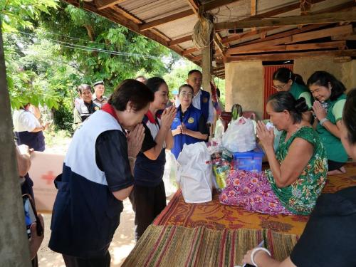 อำเภอนาแก ลงพื้นที่เยี่ยมกลุ่มเปราะบาง ร่วมกับเหล่ากาชาดจังหวัดนครพนม