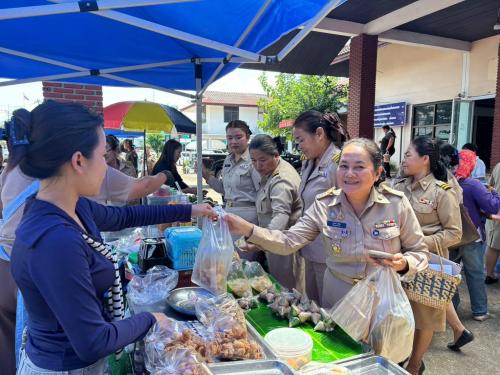 พช.นาแก สนับสนุนโครงการตลาดประชารัฐคนไทยยิ้มได้  ในวันประชุมกำนันผู้ใหญ่บ้านประจำเดือนตุลาคม